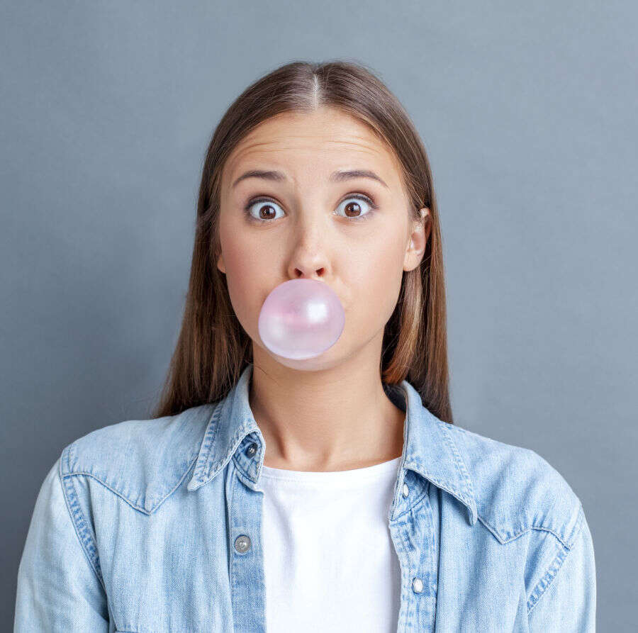 Comment enlever un chewing gum collé sur un vêtement ?