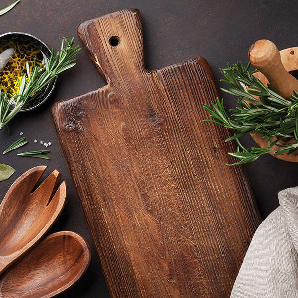 Čist drveni kuhinjski alat