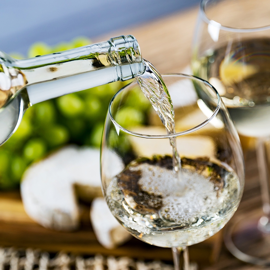 Białe wina musujące do posiłków: jak je serwować i dobierać