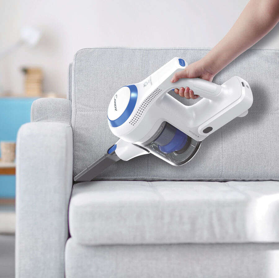 Come pulire un divano in tessuto: rimedi contro macchie e polvere