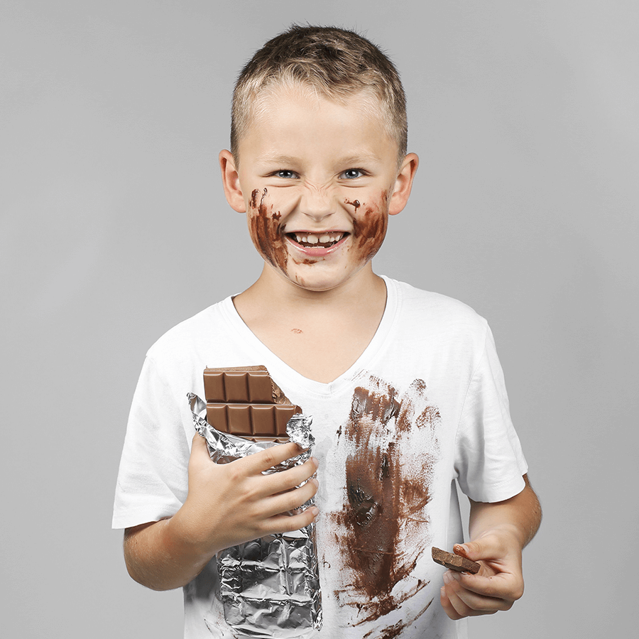 Пятна от шоколада. Дети испачканные в шоколаде. Мальчик испачкался в шоколаде.