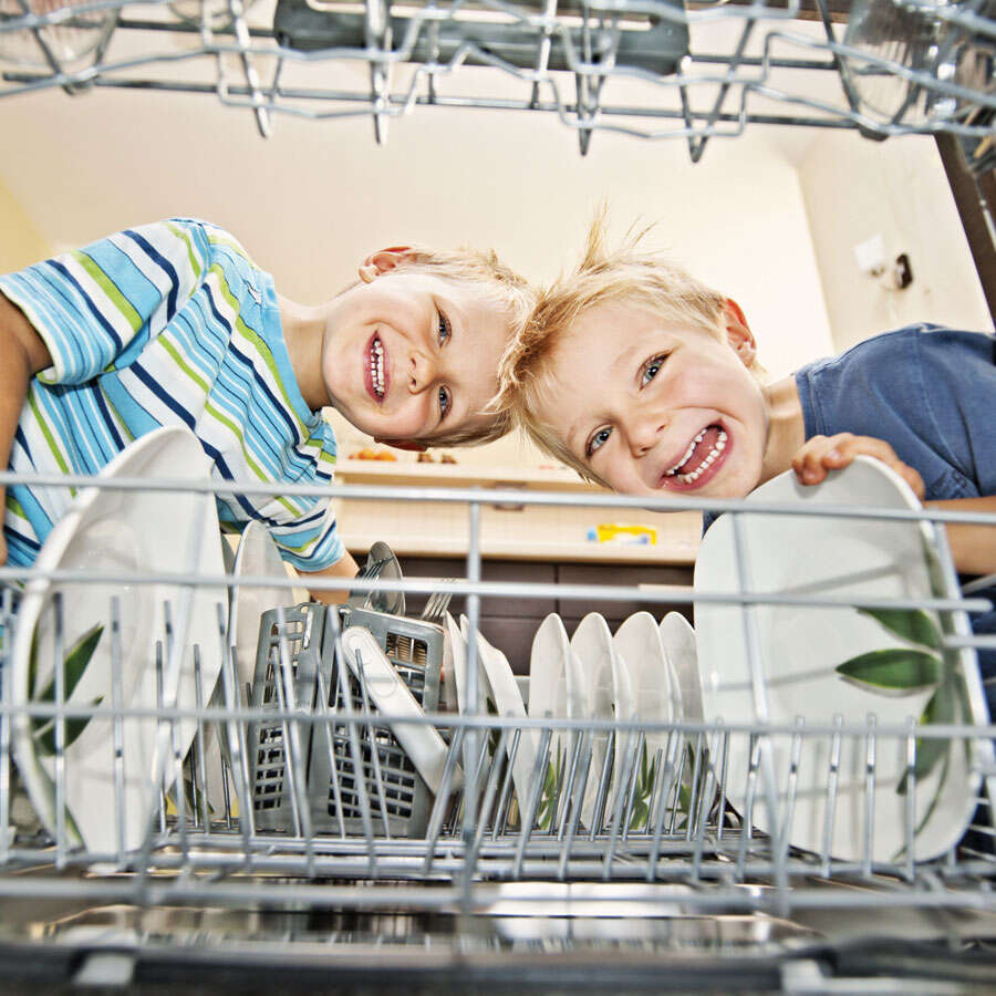 Правда ли то, что при мытье посуды в посудомоечной машине расходуется меньше воды, чем при мытье посуды руками