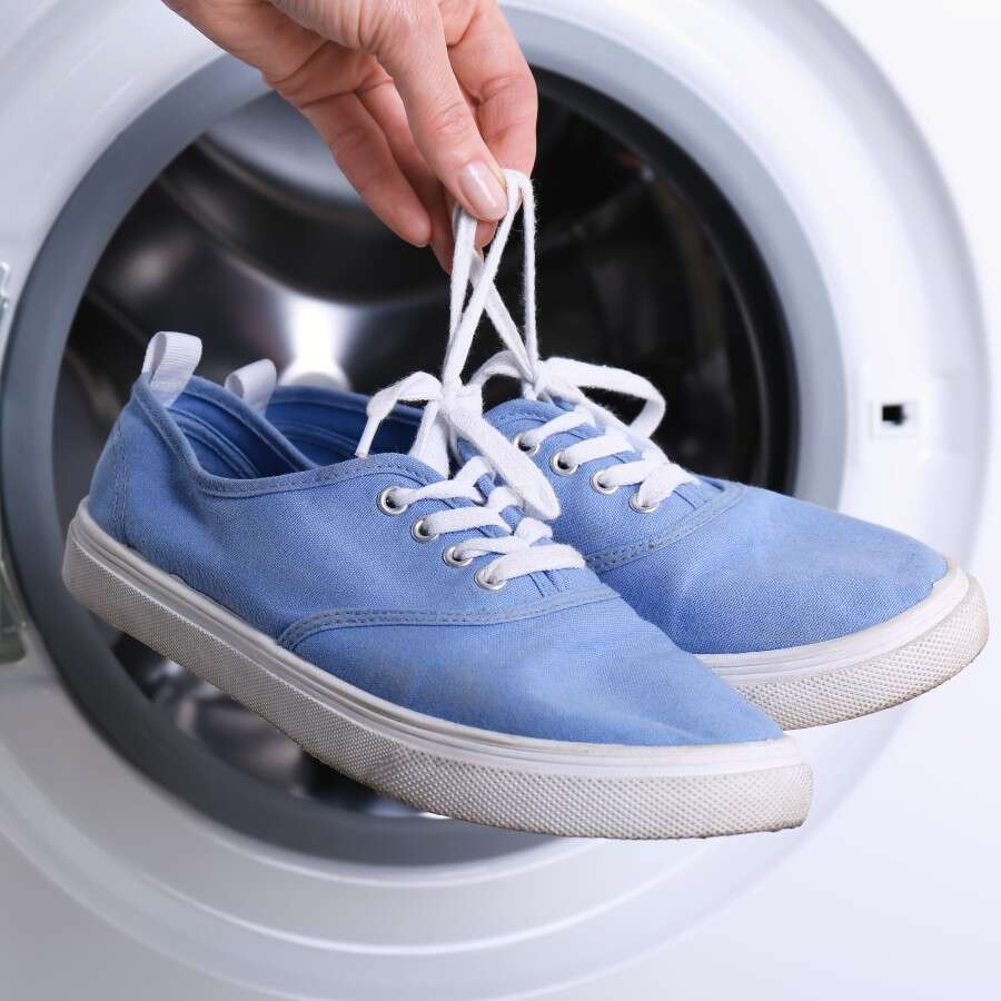 Кроссовки в стиральной машине. Стирка кроссовок в стиральной. Стирка обуви в стиральной машине. Постирать кроссовки в стиральной машине. Какие кроссовки можно стирать в машине