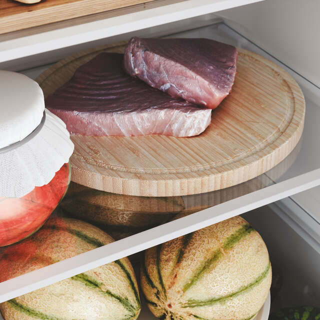 Как убрать неприятный запах из холодильника?