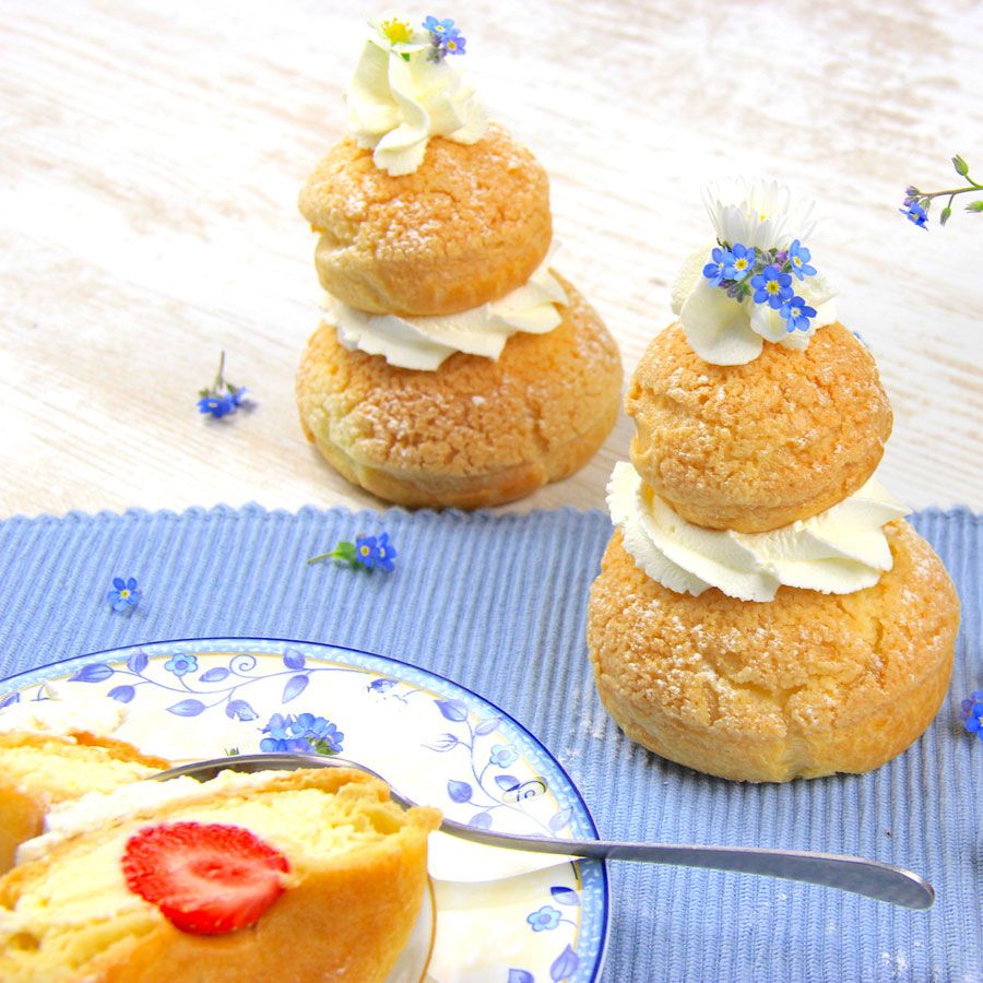 Pour sa deuxième recette, la talentueuse créatrice nous apprend à réaliser une religieuse printanière, douce et agrémentée de fraises. Envie de connaitre le secret pour réaliser des choux élégants, garnis d'une crème mousseline onctueuse et habillés d'une crème chantilly à la pointe de la mode ? Tout est dans la recette