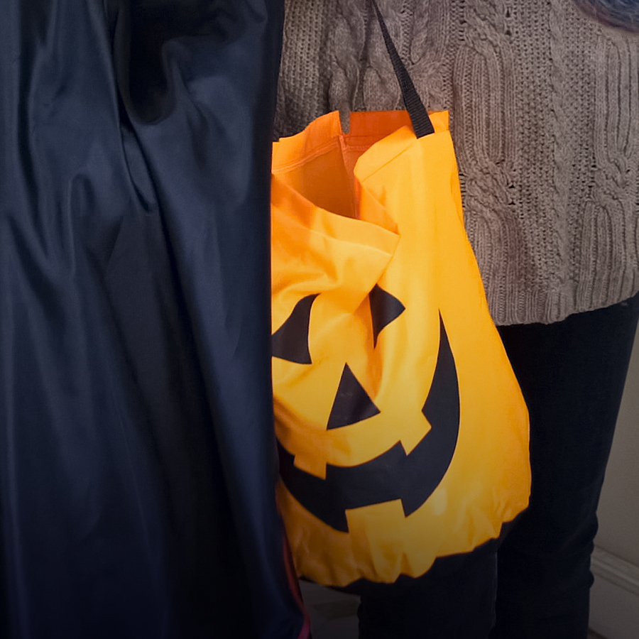 Einfach gebastelte süssigkeiten-beutel für halloween
