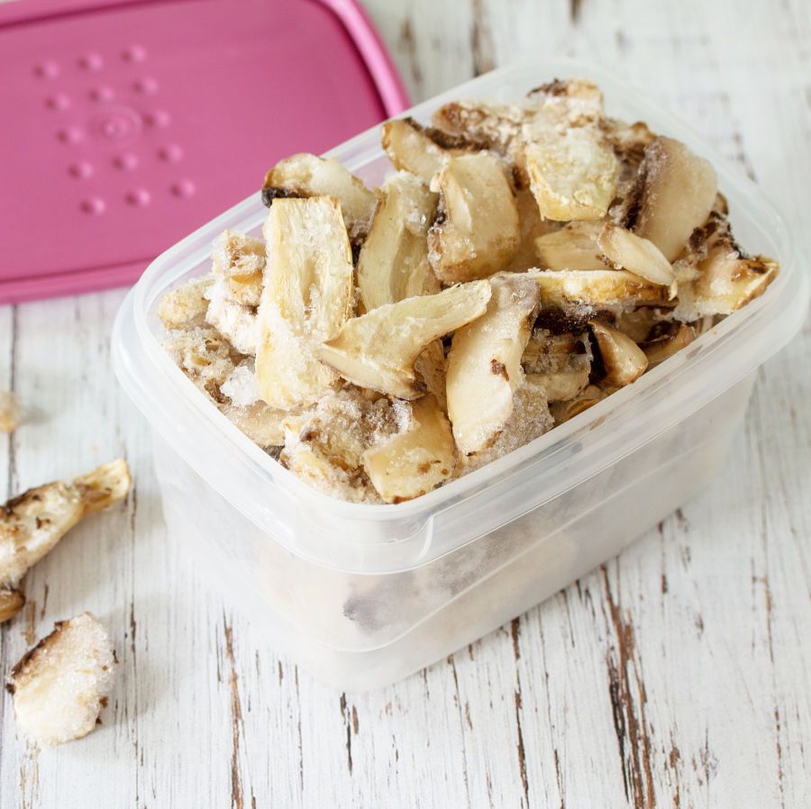 Pilze im Kühlschrank aufbewahren ist keine Kunst, wenn du es richtig machst. Egal, ob du sie in der Natur gesammelt oder im Supermarkt gekauft hast