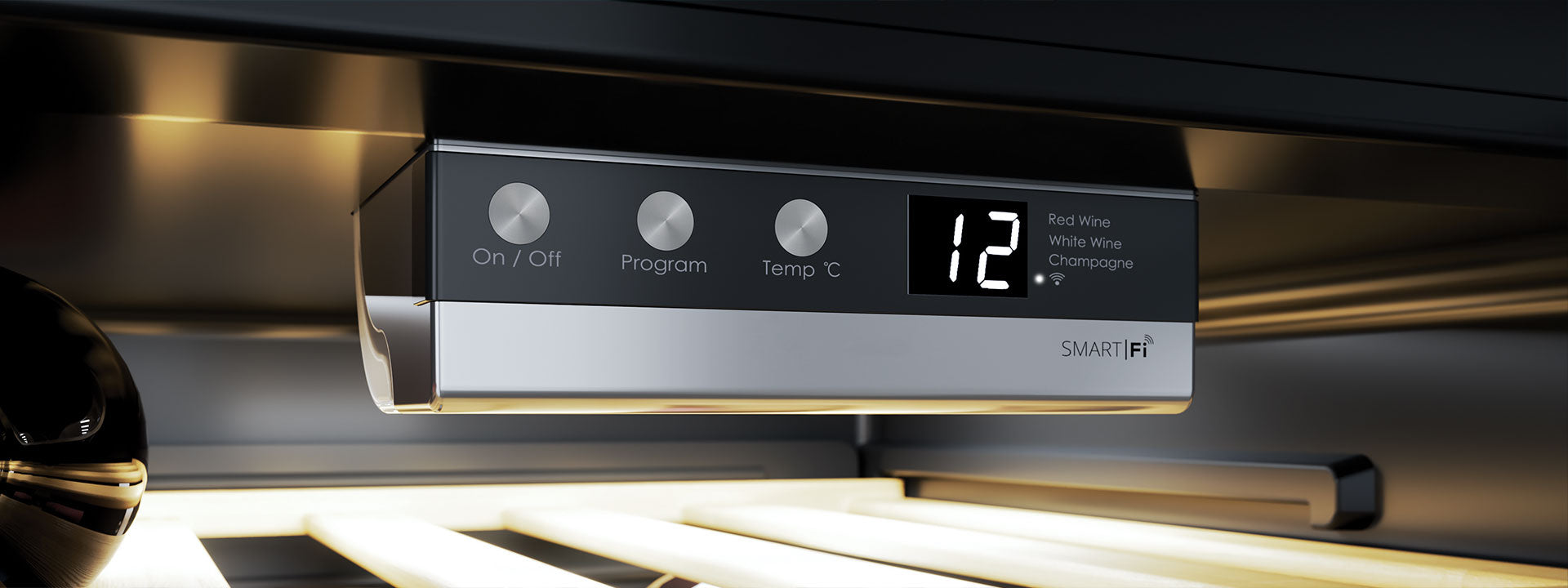 Focus dell'interno di una cantinetta vino. Sul termometri tecnologico sono segnati 12°, tanto on/off, programmi diversi, un tanto "Temp °C" che indica la temperatura, simbolo del Wi-Fii.
