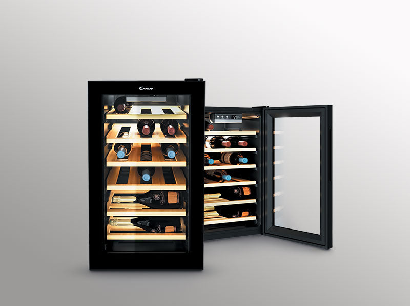 due cantinette vino piene di bottiglie. Una delle due è aperta.